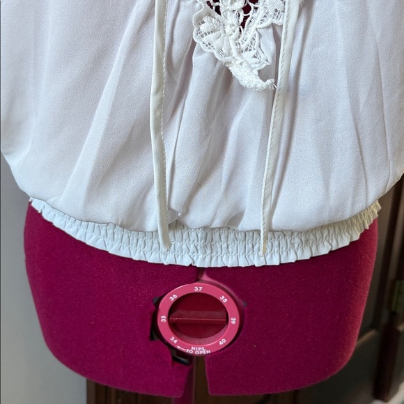 Available by Angela fashion blouse 100%poly lace, trimmed V-neck lace up NWOT - Picture 4 of 10